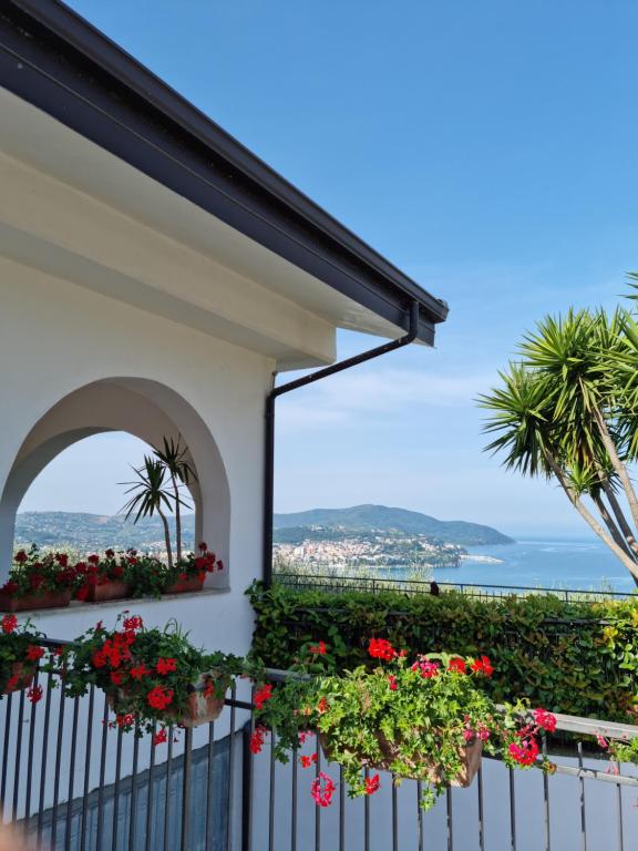 阿格罗波利Qvattro stagioni panoramic suites的一个带鲜花的房屋阳台
