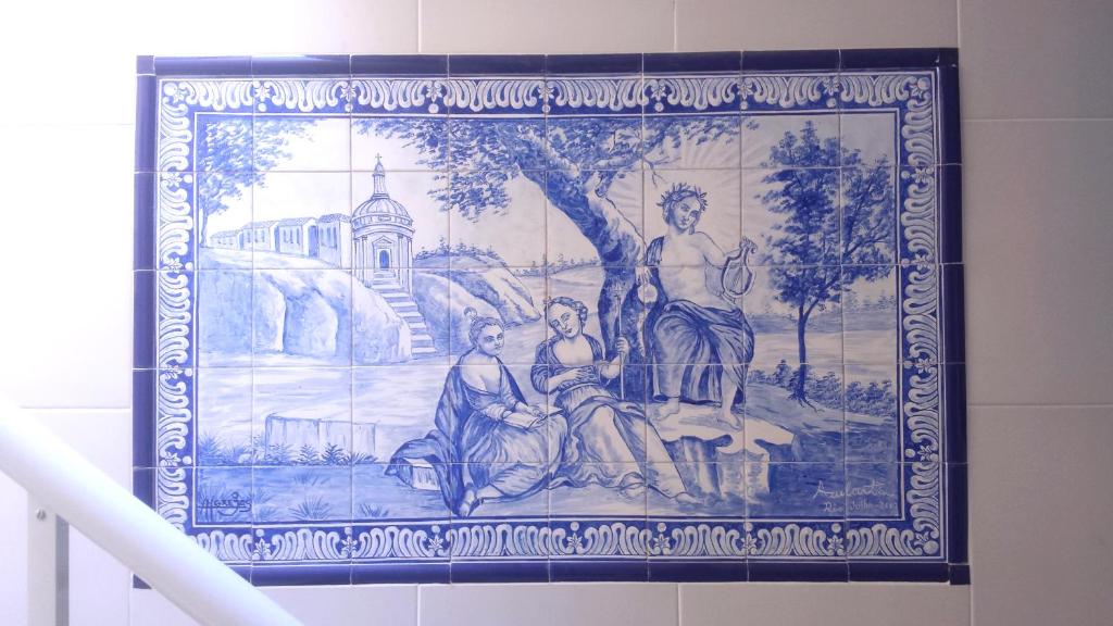 里约热内卢Casa em Botafogo (Rio de Janeiro)的浴室墙上挂着挂毯