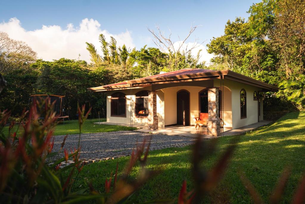 蒙泰韦尔德哥斯达黎加Villas Macadamia - Monteverde的庭院中间的小别墅