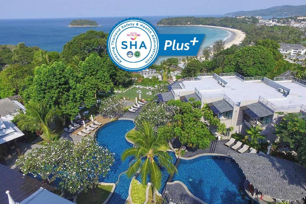 卡塔海滩Andaman Cannacia Resort & Spa - SHA Extra Plus的享有带游泳池的度假村的空中景致