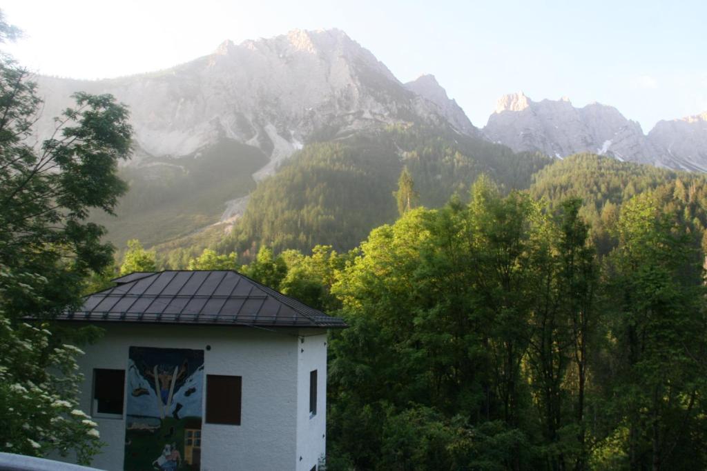 西比纳Dolomiti house的山景建筑