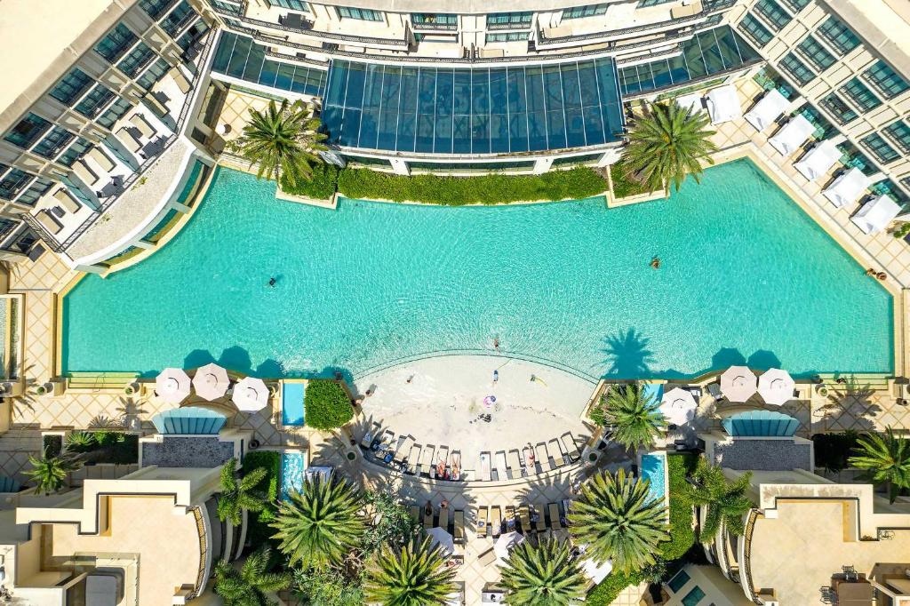 黄金海岸Imperial Hotel Gold Coast的大楼游泳池的顶部景色