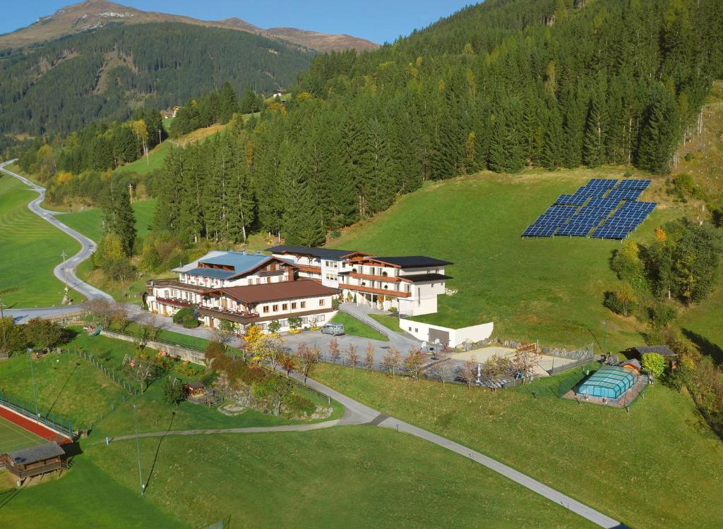 纽科琴格罗斯夫吉恩德法米乐恩维迪吉尔豪弗酒店的享有山上房屋的空中景致,设有太阳能电池板