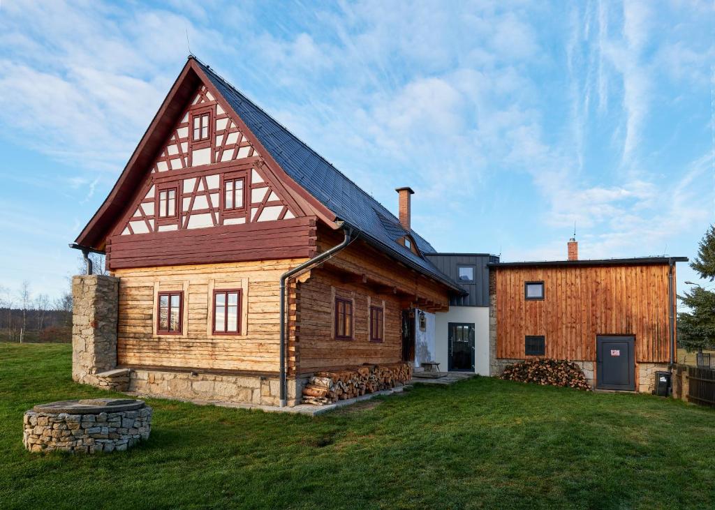 LipnáRoubenka U Babi的大型木房子,设有 ⁇ 盖屋顶