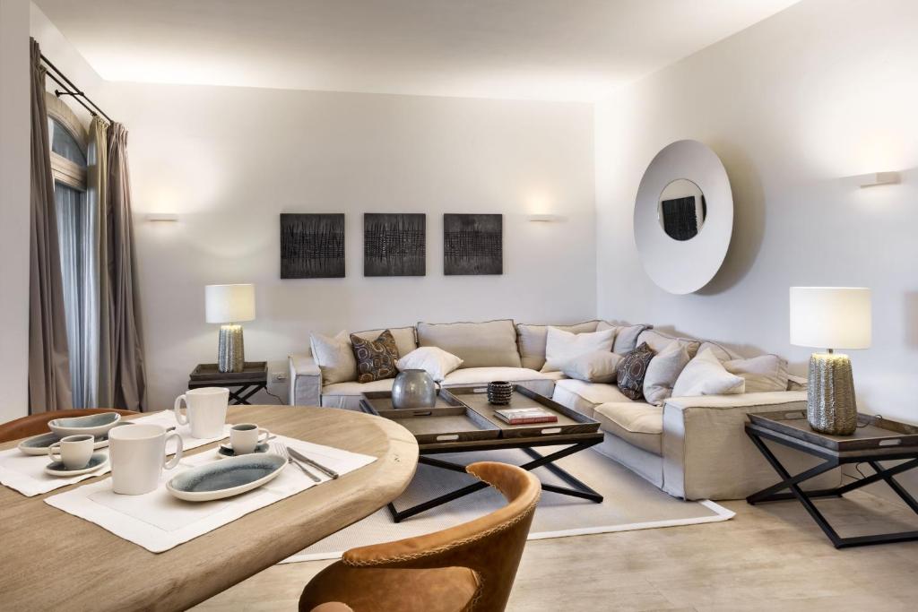 切尔沃港Le Suites Porto Cervo的客厅配有沙发和桌子