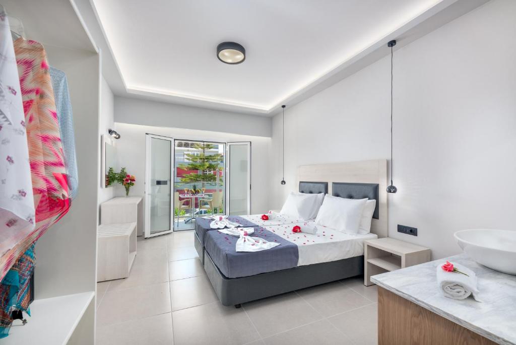 拉加纳斯Breeze Luxury Rooms的一间卧室配有一张床,浴室设有水槽