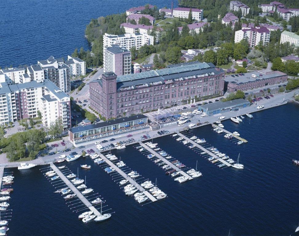 坦佩雷Holiday Club Tampereen Kehräämö Apartments的享有码头的空中景色,在水中划船