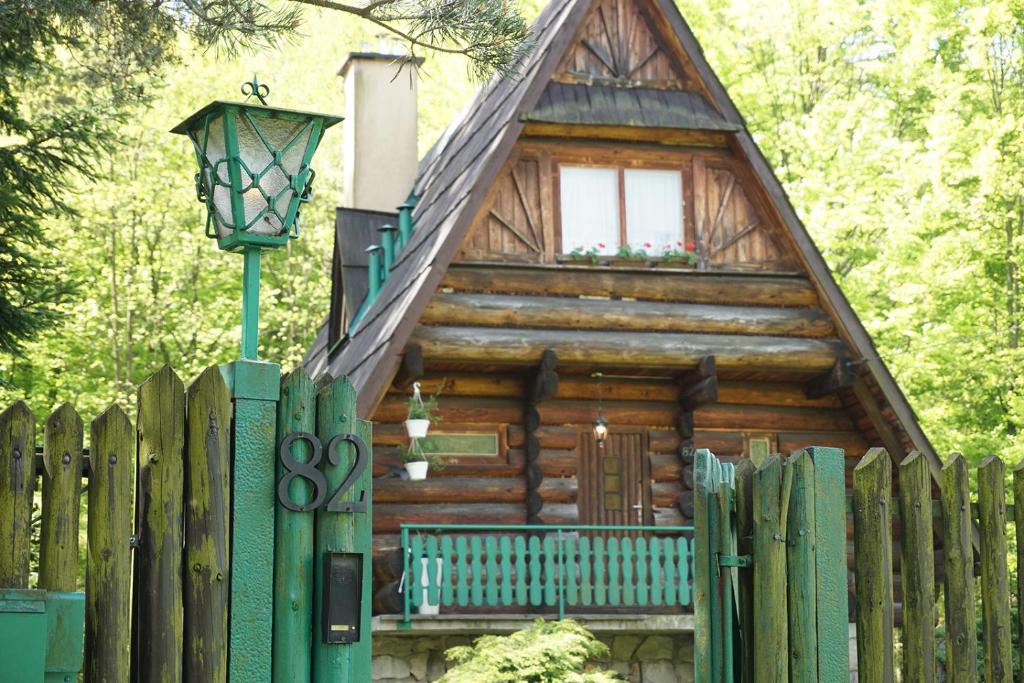 别尔斯克-比亚拉Kosarzówka的小木屋设有围栏和街灯