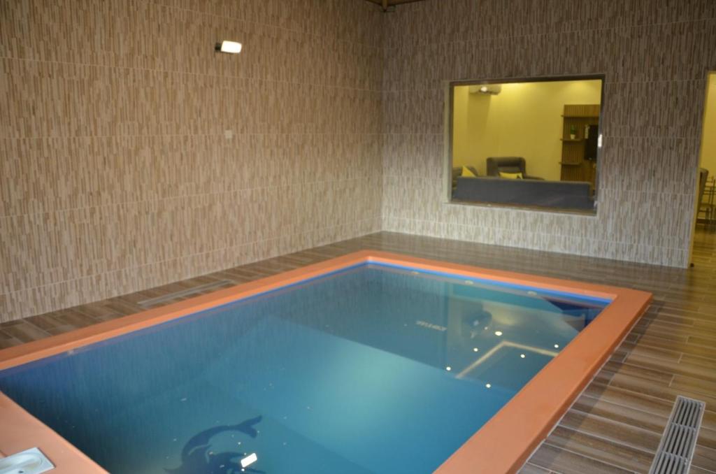 艾卜哈Marka resort ماركاريزورت的一个带镜子的房间的大型游泳池