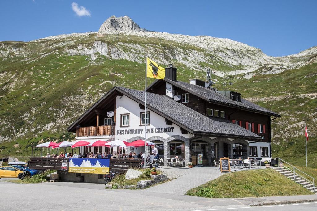 安德马特Berggasthaus Piz Calmot的一座大建筑,背景是一座山