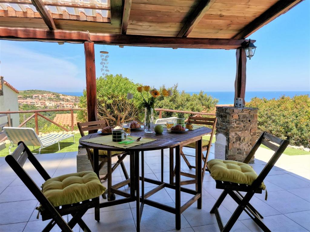 托雷戴科尔萨里Oro Tramonto的海景露台配有桌椅