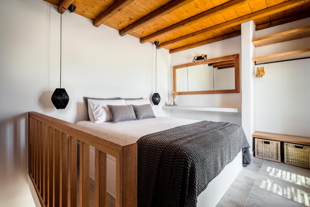 塞里福斯Shizen Houses的一间带一张床的卧室,位于带木制天花板的房间内