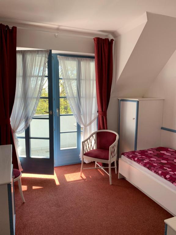 阿尔特费尔桑布里克酒店的卧室配有床、椅子和窗户。