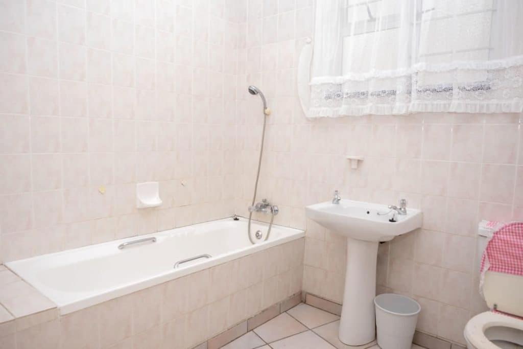 马盖特Seabrook 211 Margate RSA的带浴缸、盥洗盆和卫生间的浴室