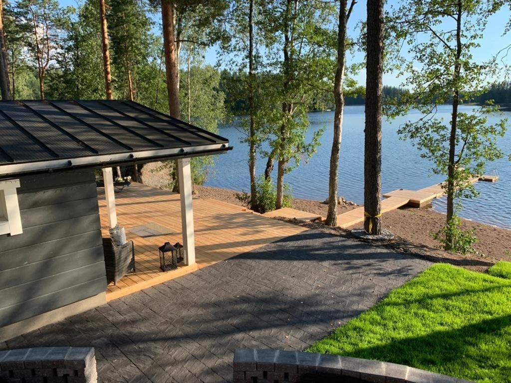 KontulaVilla Terveenniemi的湖畔带凉亭的码头