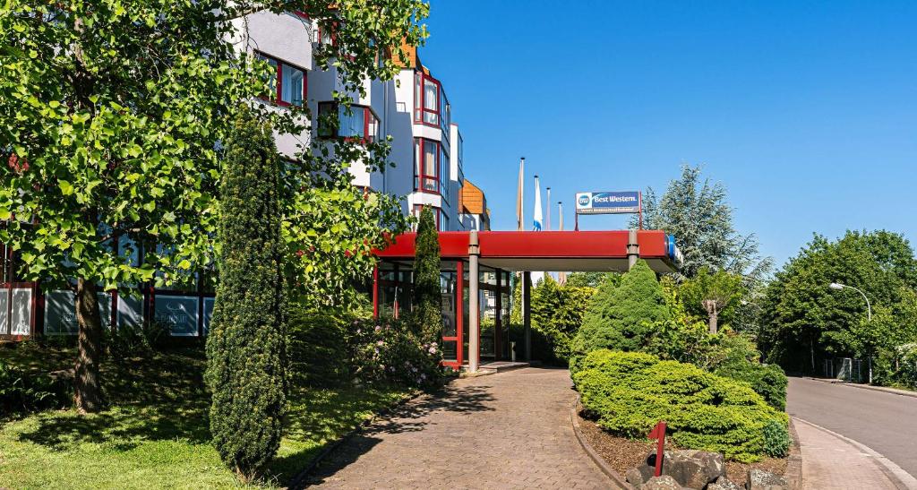 萨尔布吕肯贝斯特韦斯特维克多罗登霍夫住宅酒店的街道旁的红色天篷建筑
