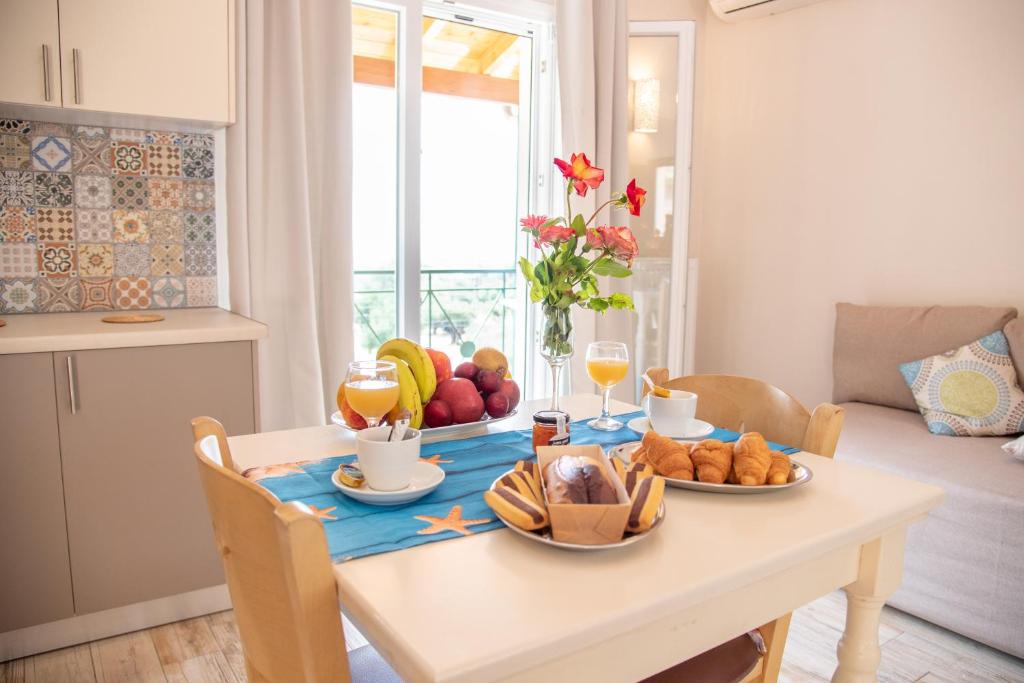 帕莱欧卡斯提撒Nausika Cottage Corfu的餐桌,包括水果和饮料