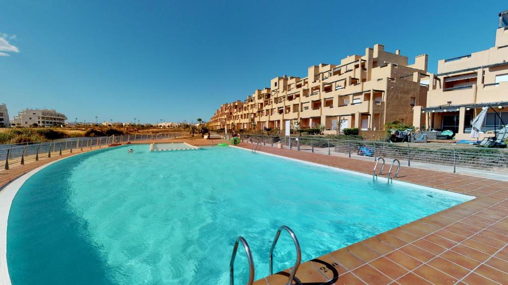 罗尔丹Casa Las Islas - A Murcia Holiday Rentals Property的一座大型游泳池,位于部分建筑前