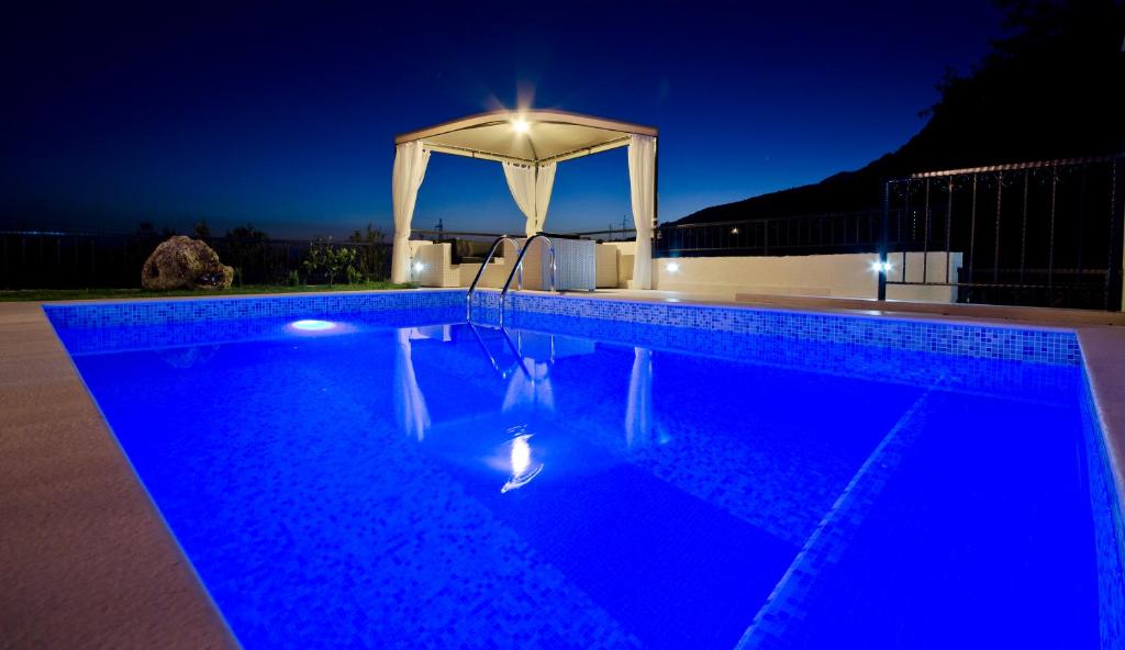 马卡尔斯卡Villa Filip Spa & Relax Makarska的游泳池(带凉亭)