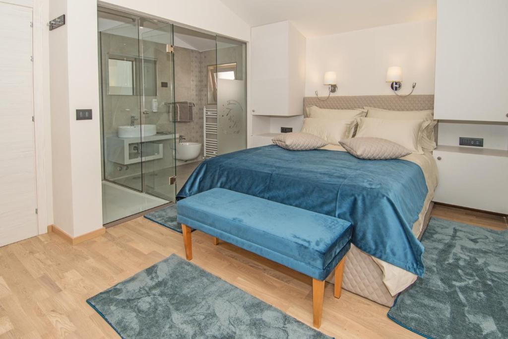 普莱曼图拉Fra&Kat Rooms的一间卧室配有一张带蓝色毯子的大床