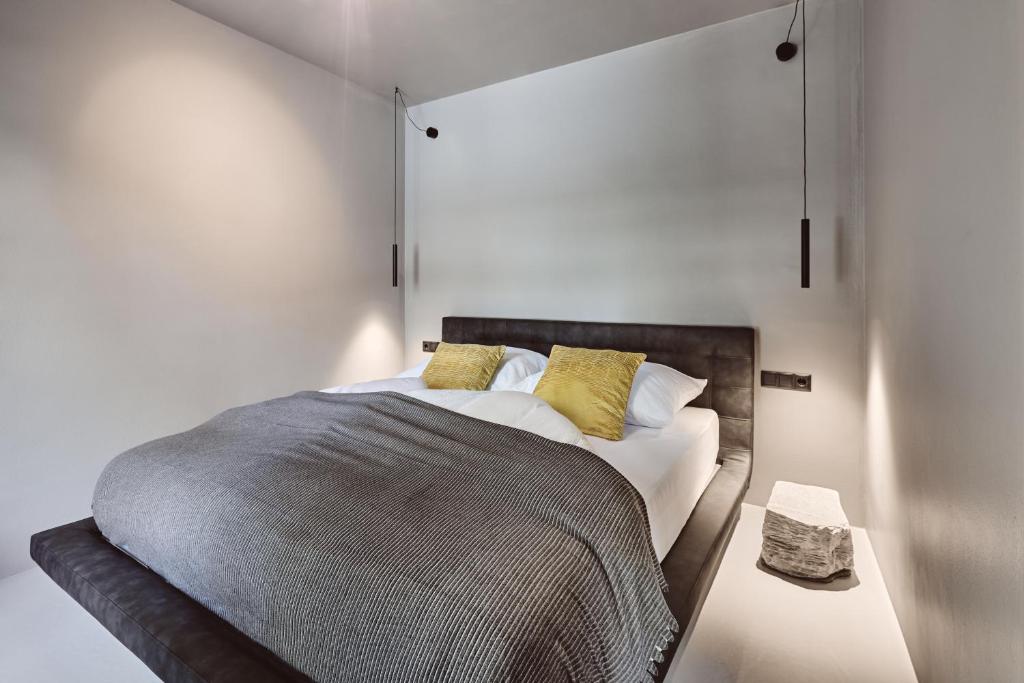 布列瑟农Stufels 7 Design Apartment with Brixen Card的一间卧室配有一张带黄色枕头的大床