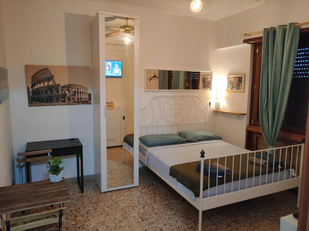 罗马Roma Trastevere Station的一间小卧室,配有一张床和镜子