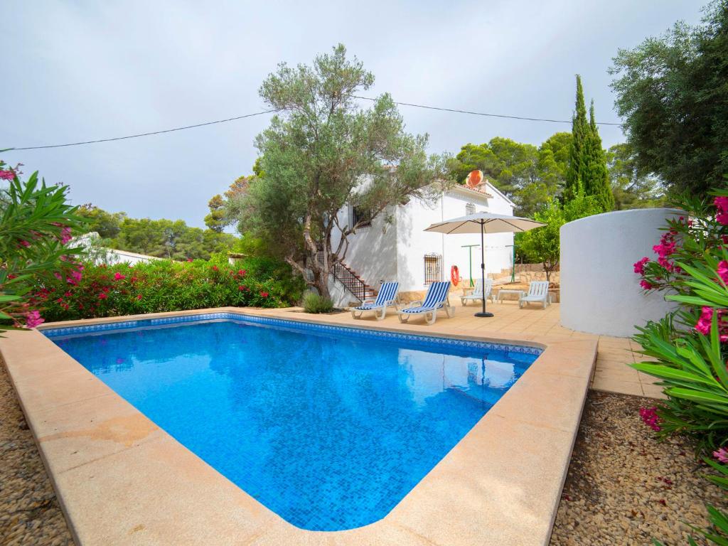 卡尔佩Holiday Home La Cigarra by Interhome的一座带房子的庭院内的游泳池