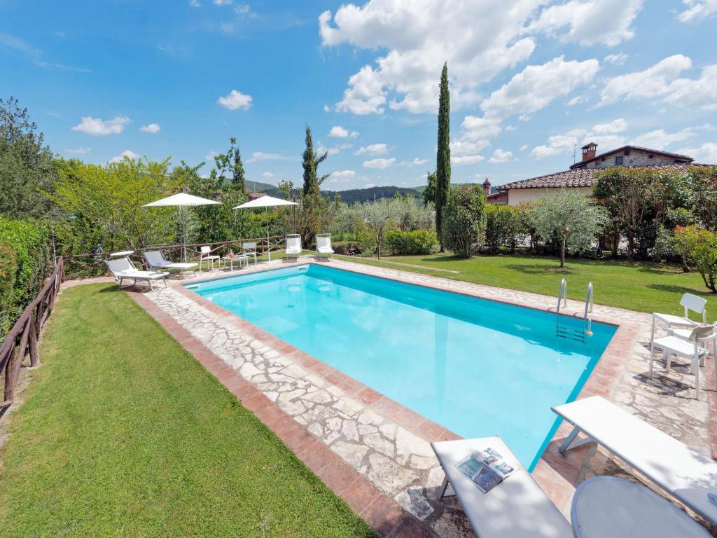 拉达-因基安蒂Holiday Home Villa del Poggio by Interhome的庭院内的游泳池,带椅子和树木