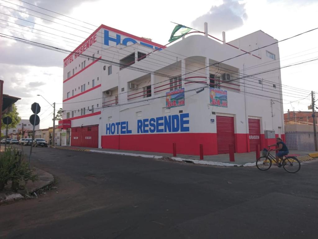 因佩拉特里斯Hotel Resende的在建筑物前骑车的人