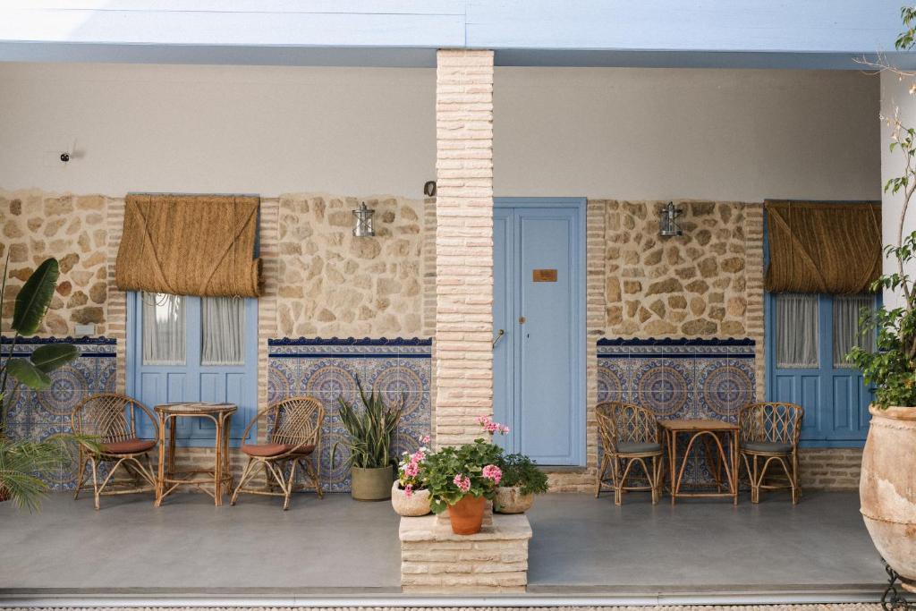 科尔多瓦CASA SIRFANTAS的庭院配有桌椅和蓝色门