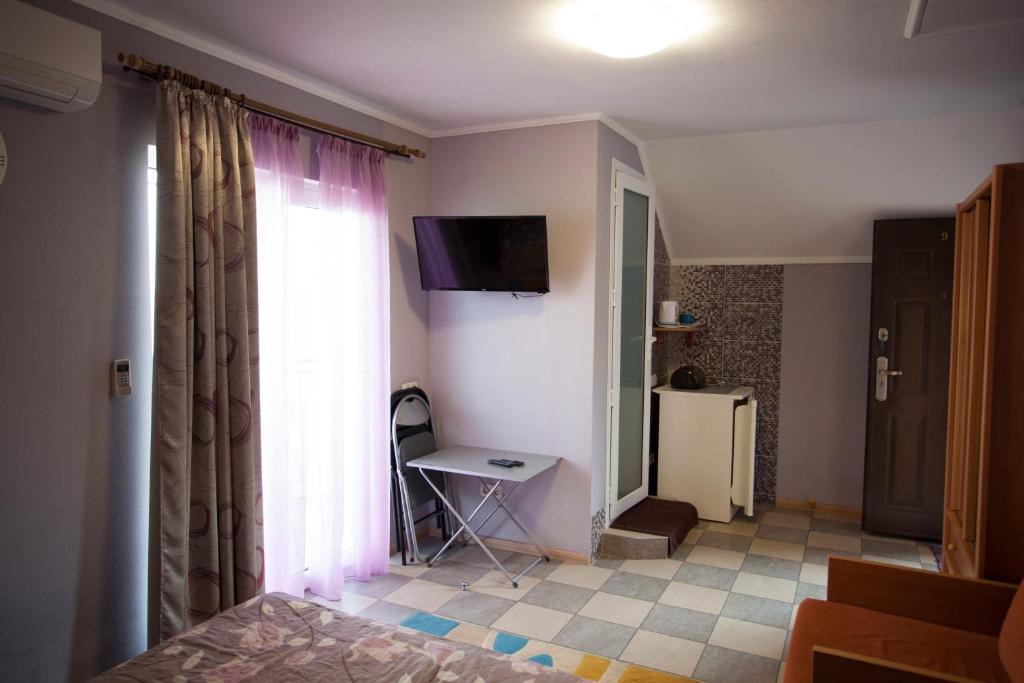 扎托卡Лиманский Берег的客房设有床、桌子和窗户。
