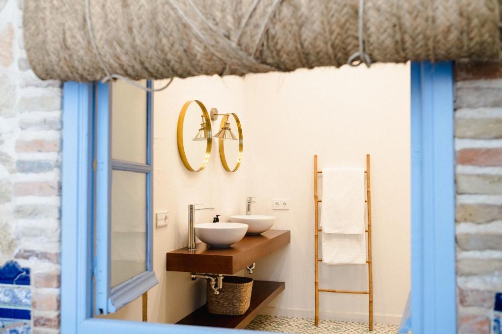 科尔多瓦CASA SIRFANTAS的一间带水槽和镜子的浴室