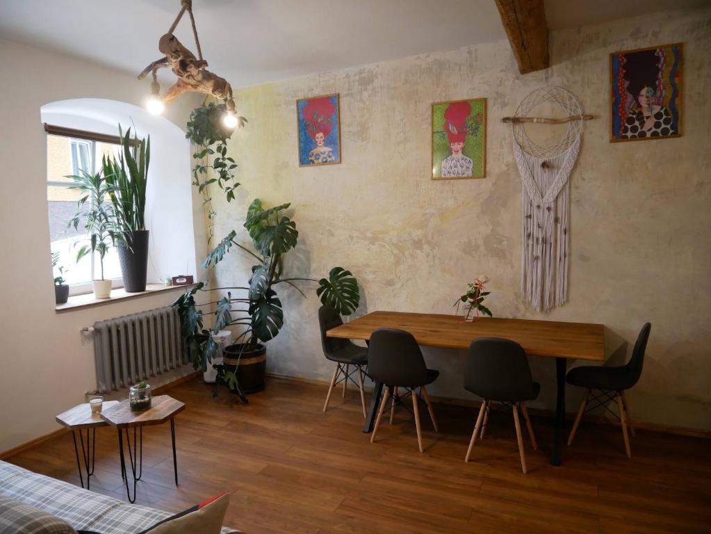 斯雷布纳古拉Srebrnogórski Zakątek的客厅配有木桌和椅子