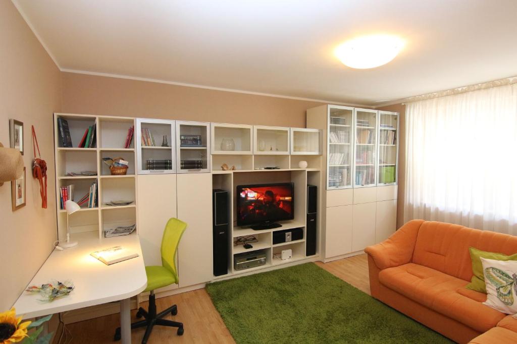 里耶卡Fast Friend - cozy apartment in the center with private garage的客厅配有电视、沙发和书桌