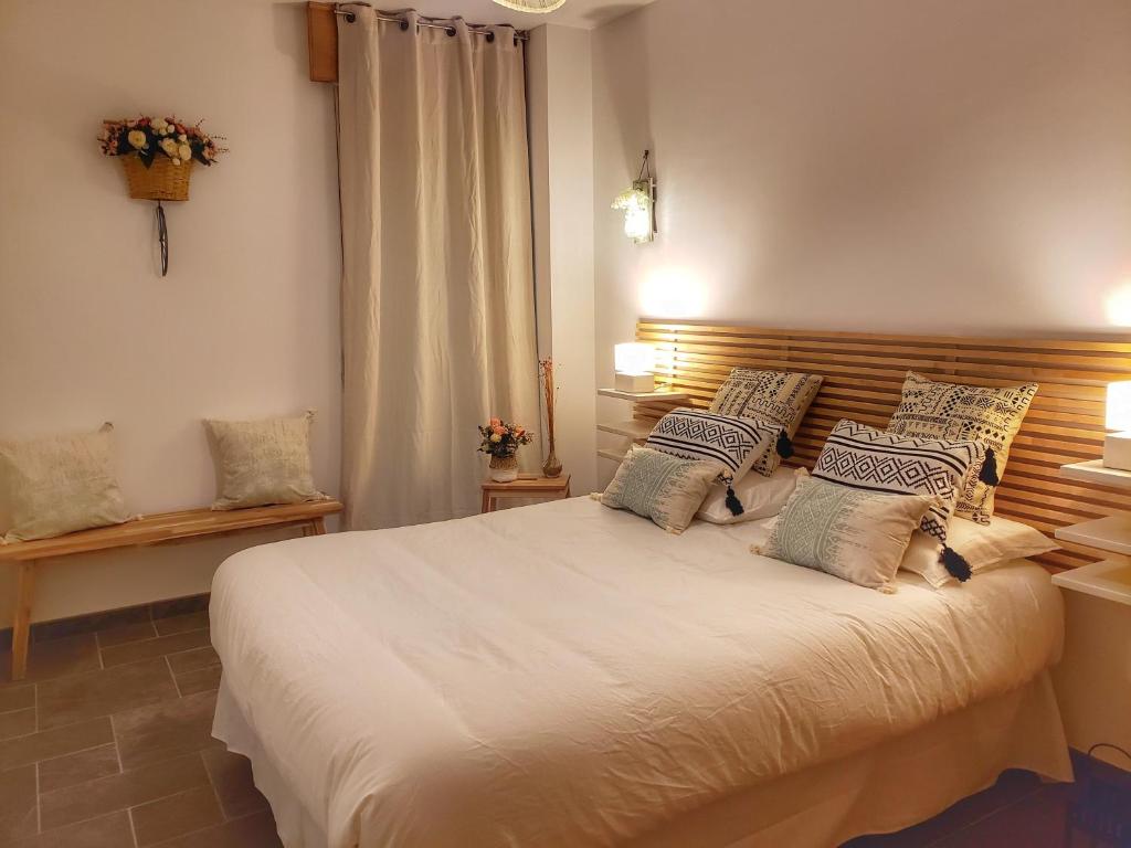 米拉多罗Santiago Sur, Camino Portugués的卧室配有带枕头的大型白色床