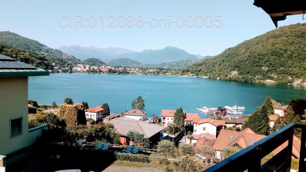 拉韦纳蓬泰特雷萨Villa Panoramica的享有城镇和湖泊的景致。