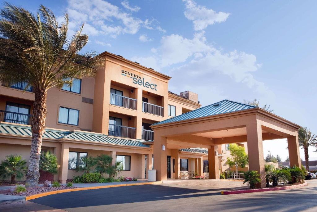 拉斯维加斯拉斯维加斯萨姆林万怡酒店的前面有棕榈树的酒店