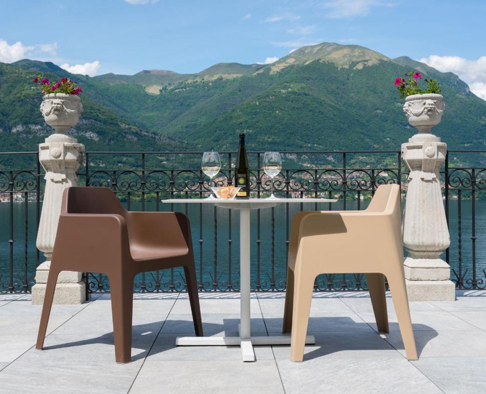 莱泽诺赫尔维蒂亚酒店的山景阳台上配有两把椅子和一张桌子