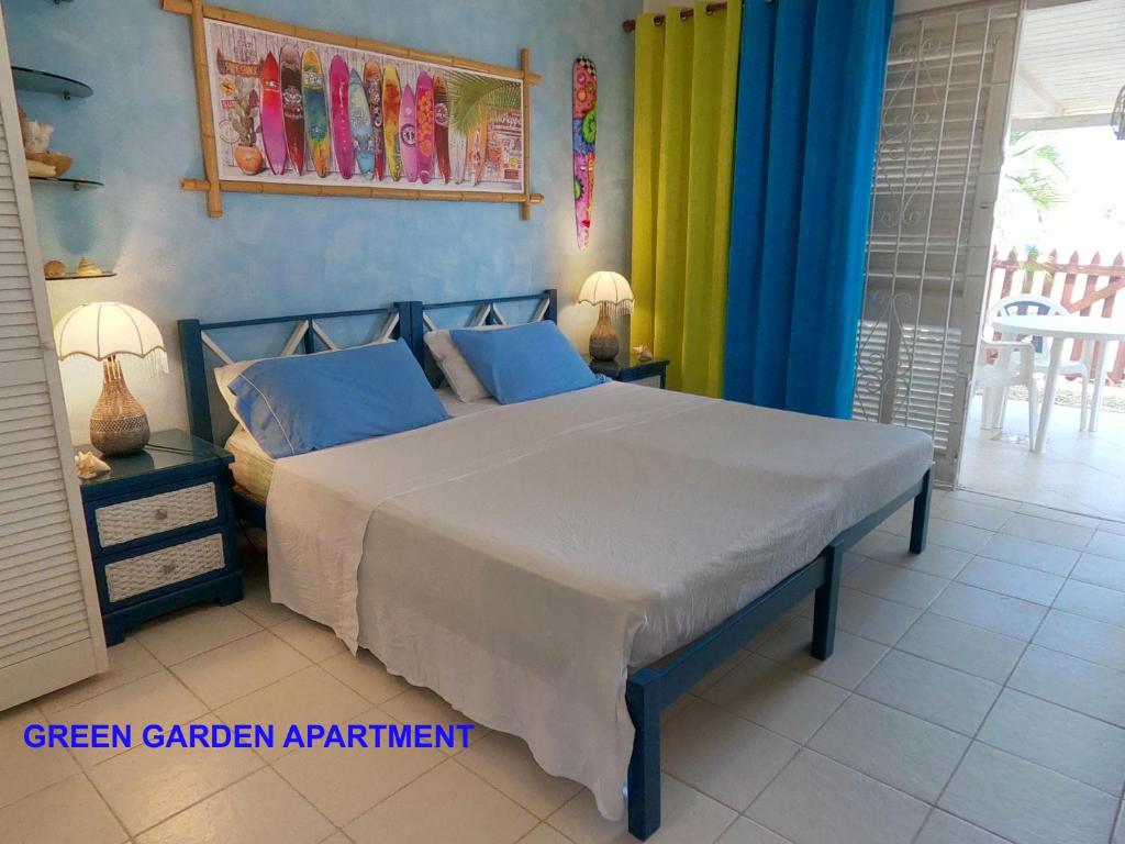 基督教堂市Green Garden Apartment的一间卧室配有蓝色和黄色窗帘的床
