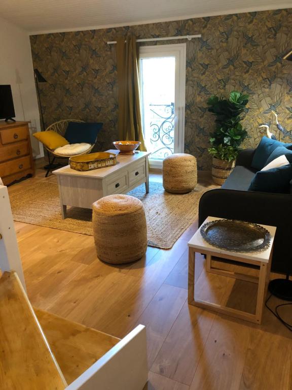 圣乔治多尔克studio Bel Air的客厅配有沙发和桌子