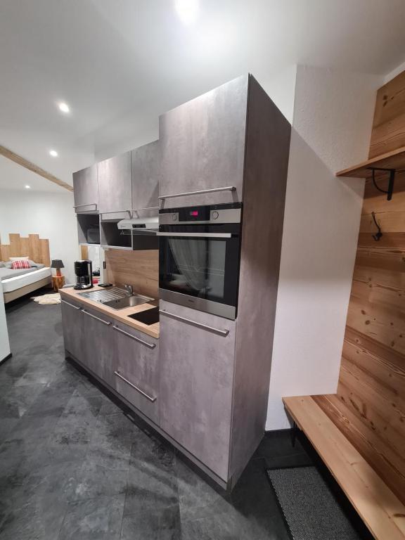 朗巴克Gîte le petit bûcheron的厨房配有大型不锈钢烤箱