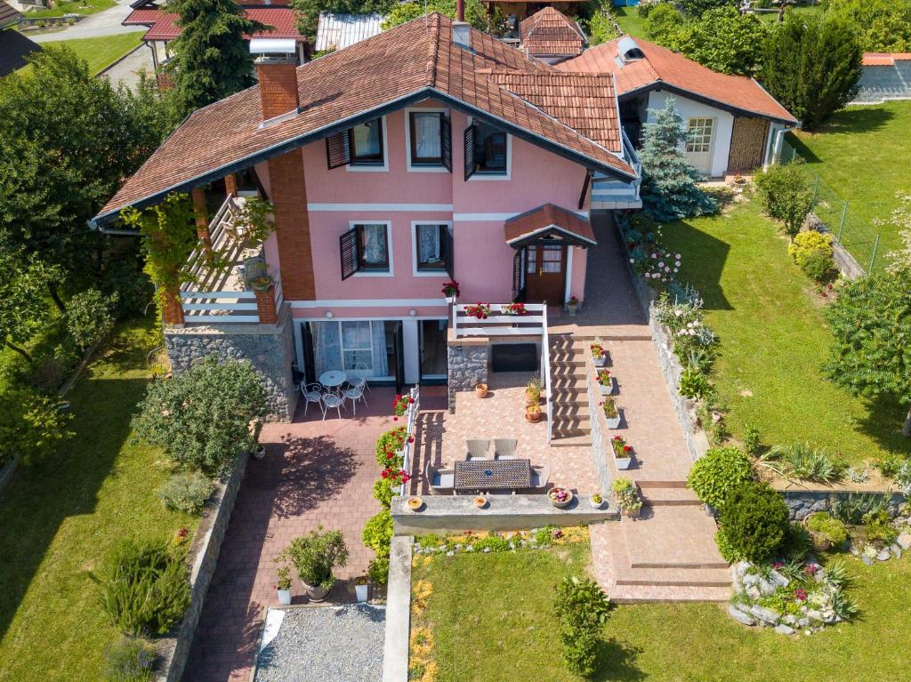 达鲁瓦尔Country House Vrbovčanka的享有带庭院的房屋的空中景致
