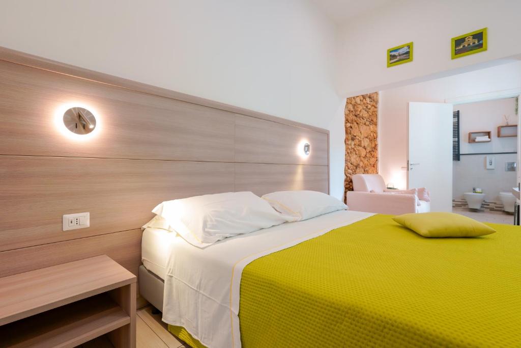 卡利亚里Bardilio Luxury Rooms的一间卧室设有一张带木墙的大床