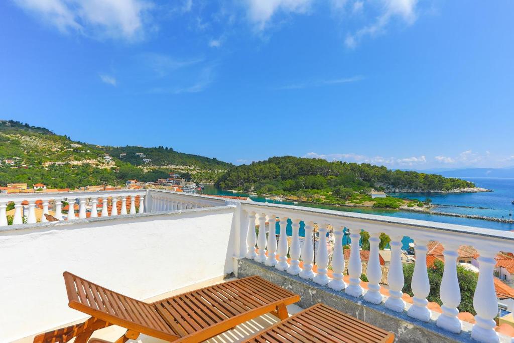 盖奥斯Vista Mare Faros的阳台设有长凳,享有海景。