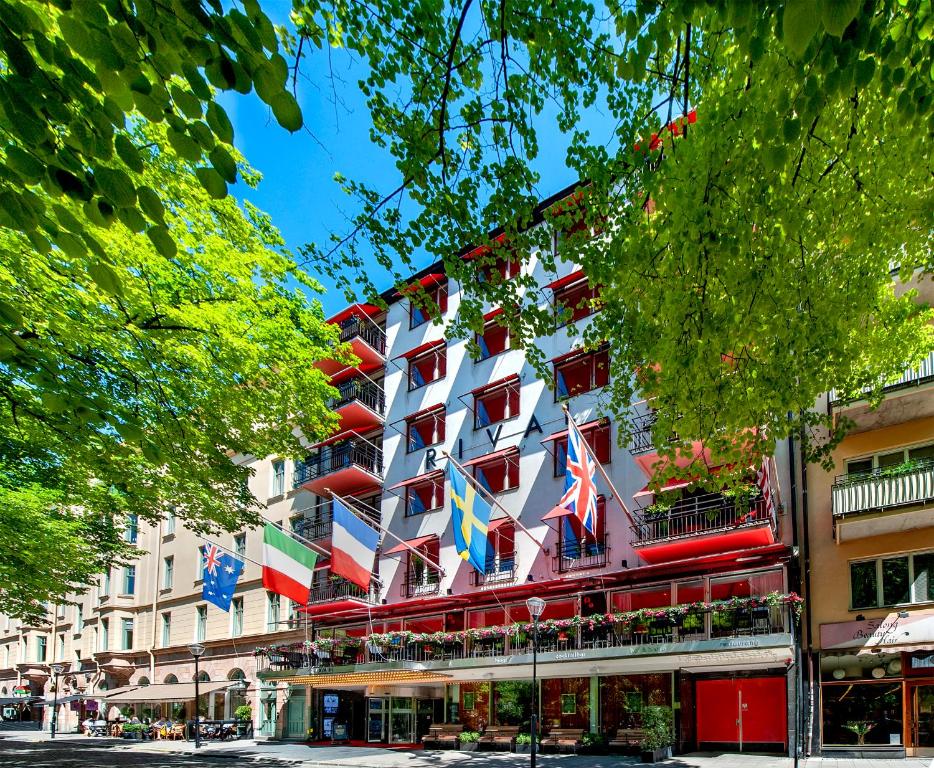 斯德哥尔摩里瓦尔酒店的一座有英国国旗的建筑