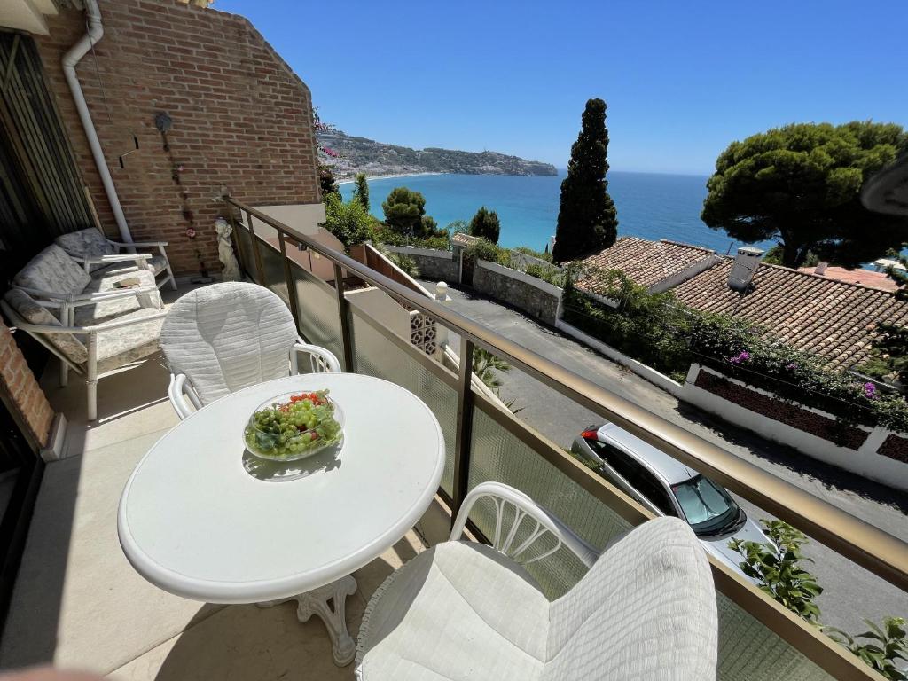 拉海瑞德拉Montepino 48的阳台上配有白色的桌椅,享有海景