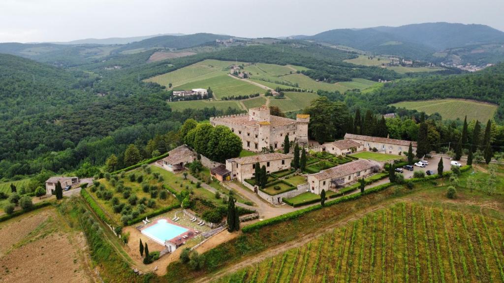 基安蒂盖奥勒Castello Di Meleto的山间豪宅的空中景观