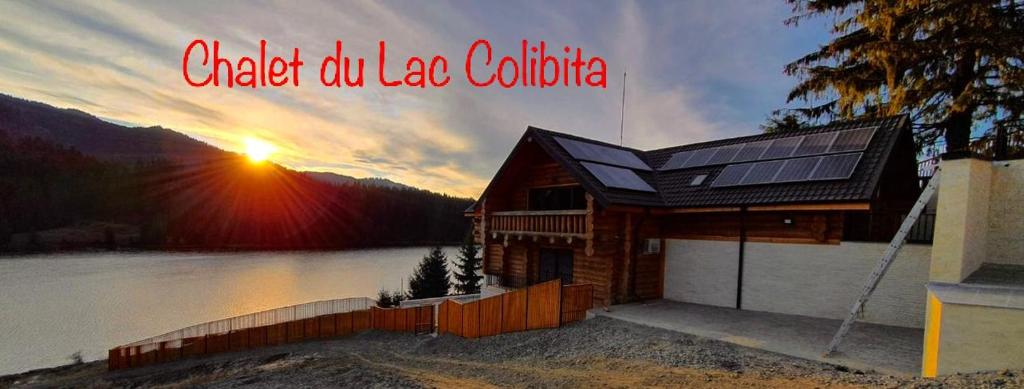 科利比塔Chalet du Lac的一座拥有太阳能屋顶的湖景别墅,享有日落美景