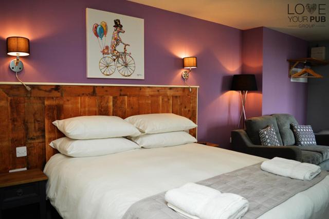 滑铁卢维尔rooms@73的卧室配有一张白色大床和紫色墙壁