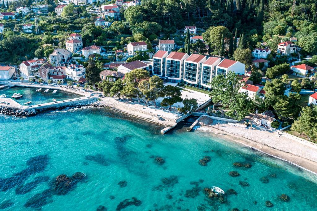 米利尼Maistra Select Mlini Hotel的享有海滩空中美景和度假胜地
